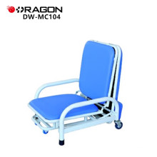 Hospital de dobradura atendente acompanha cadeira